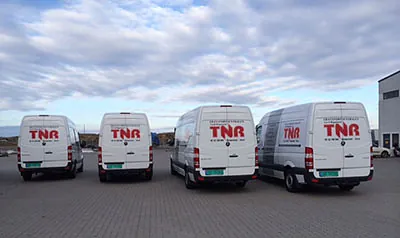 Varebiler med Tnr Spedisjon AS logo